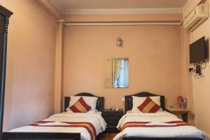 Postel nebo postele na pokoji v ubytování Nepalaya Hotel