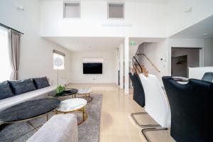 TsukisappuにあるTHE LUNA LOUNGEのソファとテーブルのあるリビングルーム