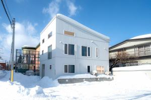 TsukisappuにあるTHE LUNA LOUNGEの雪の白い家