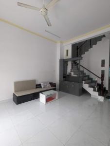 - un salon avec un canapé et un escalier dans l'établissement Mai Anh Garden 2, à Soc Trang