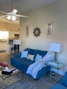 ein Wohnzimmer mit einem blauen Sofa und einem Tisch in der Unterkunft Southern’s Beauty 1 Very close to Airport in Kenner