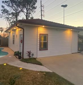 uma pequena casa branca com luzes em Southern’s Beauty 1 Very close to Airport em Kenner