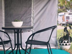 een tafel en twee stoelen voor een tent bij Kerang Holiday park in Kerang