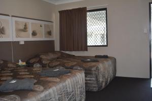Llit o llits en una habitació de Carmila Sands Motel