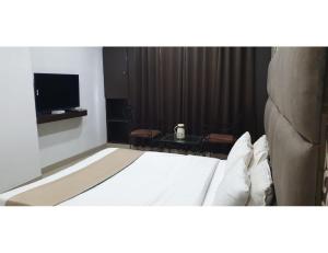 pokój hotelowy z łóżkiem i telewizorem w obiekcie Hotel Park, Indore w mieście Indore