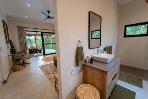 Fotografie z fotogalerie ubytování Nomads Den Private Villa with Heated Pool on Hoedspruit Wildlife Estate Riverbed v destinaci Hoedspruit