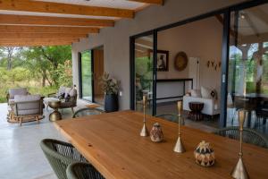 Posezení v ubytování Nomads Den Private Villa with Heated Pool on Hoedspruit Wildlife Estate Riverbed