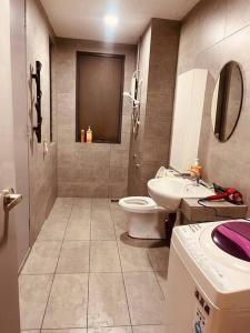 USJ One Residence Cozy Homestay Subang Jaya Sunway USJ في سوبانغ جايا: حمام مع مرحاض ومغسلة