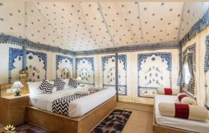 Un pat sau paturi într-o cameră la Club Desert Safari Jaisalmer