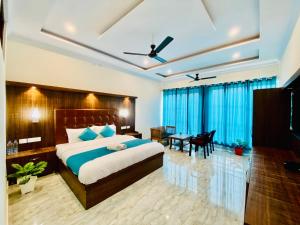 1 dormitorio con 1 cama extragrande y escritorio en The Four Season Resort - Top Rated & Most Awarded Property in Mussoorie, en Mussoorie