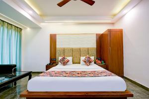 a bedroom with a large bed and a desk at Hotel Sohana Palace Near New Delhi Railway Satation in New Delhi
