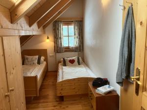 Patergassen的住宿－Ferienwohnungen Hannesbichler，小房间设有两张床和窗户
