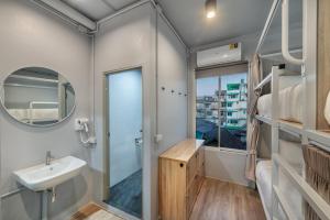 La salle de bains est pourvue d'un lavabo et d'un miroir. dans l'établissement Ti Thong Hostel, à Bangkok