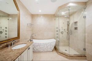 een badkamer met een douche, een bad en een wastafel bij Luxury 5-bedrooms in Vancouver Point Grey in Vancouver