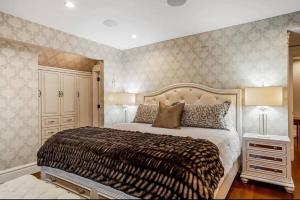een slaapkamer met een groot bed in een kamer bij Luxury 5-bedrooms in Vancouver Point Grey in Vancouver