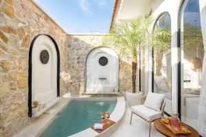Bazén v ubytování OriVista Luxury Private Pool Villa Amara Suites 1 nebo v jeho okolí