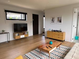 una sala de estar con un sofá y una mesa en City Fringe and 2.5 bathrooms, en Melbourne