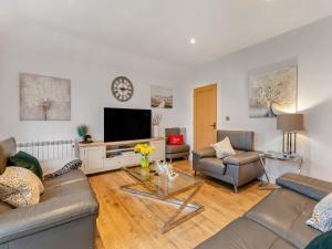 sala de estar con 2 sofás y TV en Platform 9 3-4 en Creech Saint Michael