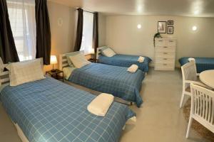 1 dormitorio con 2 camas, mesa y cómoda en PlanetView Delux Richmond XL- walk Best MexFood, en Richmond