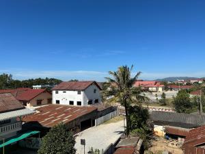 Blick auf eine Stadt mit Palmen und Gebäuden in der Unterkunft narixay hotel in Phonsavan
