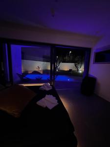 TV a/nebo společenská místnost v ubytování Luxury in the Jungle