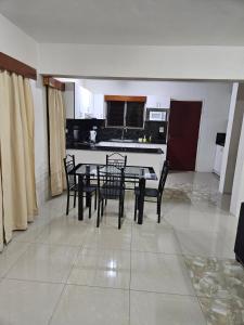 uma sala de jantar com cadeiras e uma mesa na cozinha em Bula Stay em Nadi