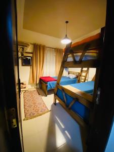 拉斯蘇德爾的住宿－Furnished Chalet Apartment at La Hacienda Ras Sedr，客房设有两张双层床和一扇窗户。