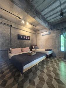 Postel nebo postele na pokoji v ubytování The Box Promkiri (เดอะบ๊อค พรหมคีรี) + 37 fotografií