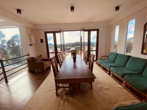 Villa castle في نوارا إليا: غرفة معيشة مع أريكة خضراء وطاولة