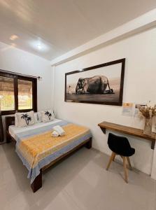 una camera con letto e una foto di un elefante di Casa De Loren Family Room a General Luna
