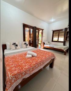 una camera con due letti e asciugamani di Casa De Loren Family Room a General Luna