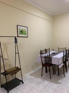 - une salle à manger avec une table et des chaises dans l'établissement DHW Homestay, à Simpang Ampat Semanggol