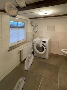 La salle de bains est pourvue de toilettes et d'un lavabo. dans l'établissement Alte Bäckerei Gnade auf Rügen, à Sehlen