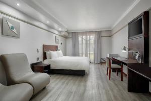 TV in/ali zabaviščno središče v nastanitvi Protea Hotel by Marriott Klerksdorp