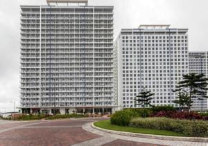 大雅台Blowing In The Wind的两座高大的白色建筑,前面有路