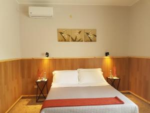 een slaapkamer met een bed met 2 slaapstandbedden en 2 aparte bedden bij B&B Monté in Montesilvano