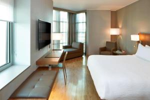 una camera d'albergo con letto e soggiorno di AC Hotel by Marriott Portland Downtown, OR a Portland