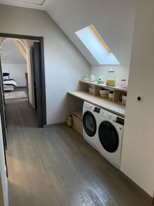 a room with a washing machine in a room at JD HOME in Beauvais