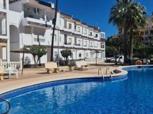 basen przed budynkiem w obiekcie Punta Prima Pleasure with private parking in a gated community close to the beach w mieście Torrevieja