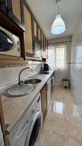 Il comprend une cuisine équipée d'un évier et d'un lave-linge. dans l'établissement El Pajar del Toro, à San Cristóbal de Segovia