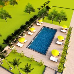 una vista aérea de una piscina con sillas y sombrillas en Vang Vieng Romantic Mountain View Resort en Vang Vieng