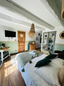 - une chambre avec un grand lit et une télévision dans l'établissement Chez TROTRO, à Saint-Pierre-de-Plesguen