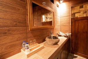 ein Bad mit einem Waschbecken und einem Spiegel in der Unterkunft The Kori Sire in Tanjung