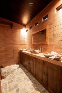 ein Badezimmer mit 2 Waschbecken und einem Spiegel in der Unterkunft The Kori Sire in Tanjung