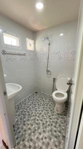 Aiem-Wilai Guesthouse في سوراثاني: حمام مع مرحاض ومغسلة
