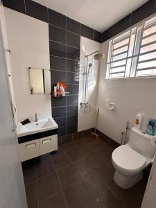 La salle de bains est pourvue de toilettes et d'un lavabo. dans l'établissement DOUBLE EE HOMESTAY 6 cars parking place, à Sitiawan