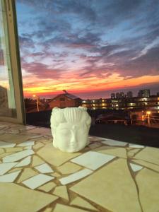 a white statue sitting on top of a building at Apartamento por dia in Viña del Mar