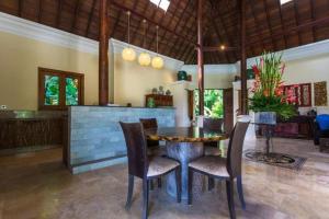Posezení v ubytování Jungle Villa! Breath-taking views & near Ubud!