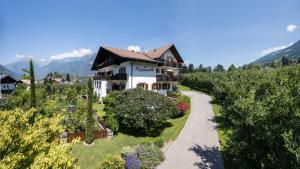 een luchtzicht op een huis met een tuin bij Waidmannhof in Merano