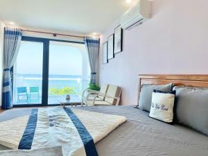 1 dormitorio con 1 cama y vistas al océano en Villa Biển Xanh 2 - View Biển Đảo Phú Quý, en Cu Lao Thu